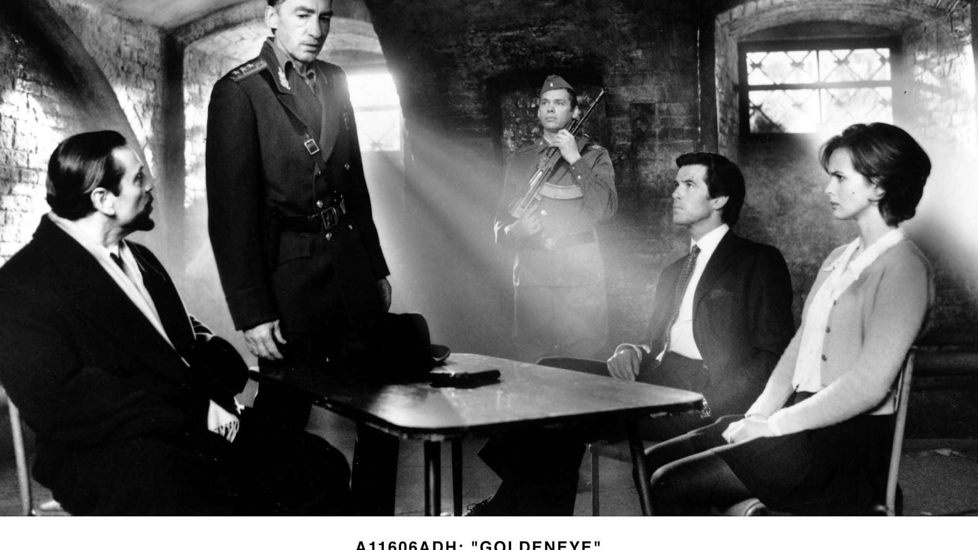 Szene aus „GoldenEye“: Tchéky Karyo (von links) neben Gottfried John, Pierce Brosnan und Izabella Scorupco.