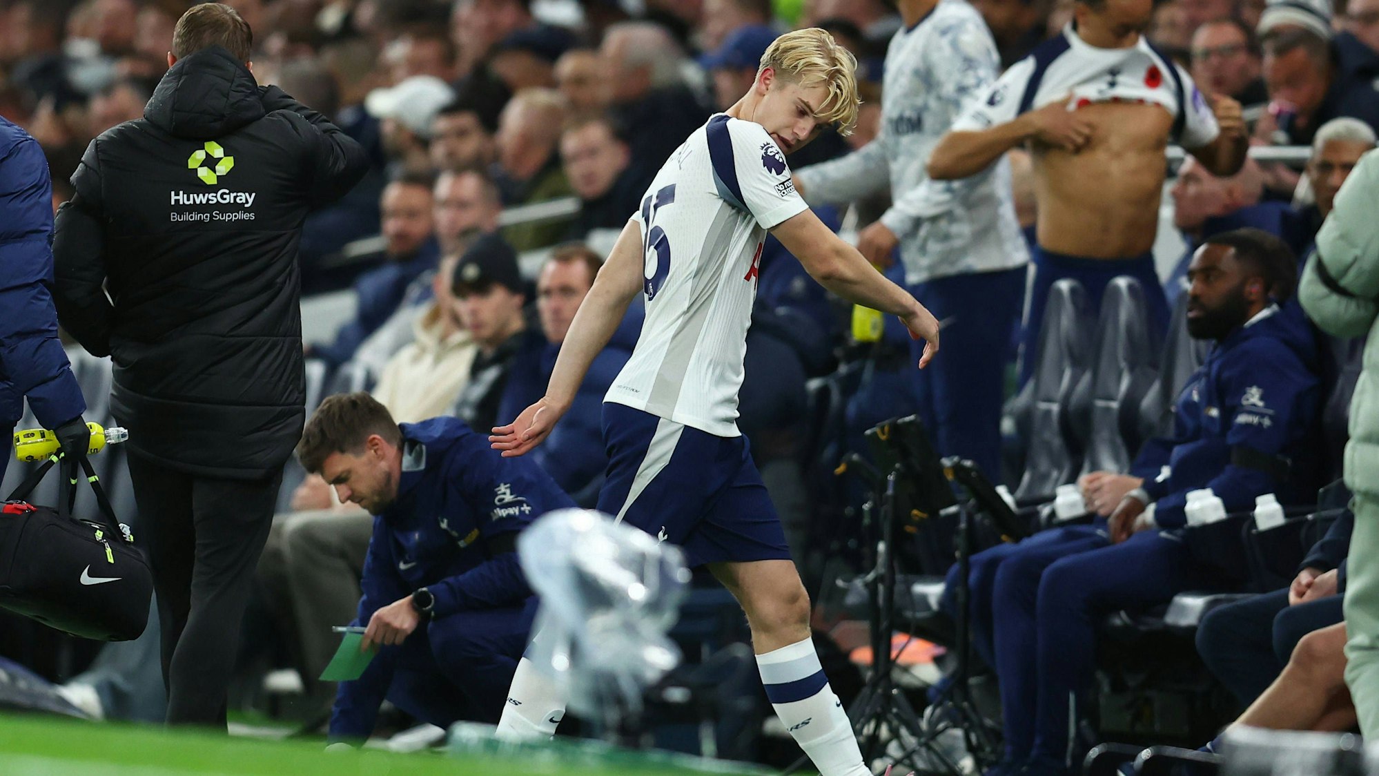 Lucas Bergvall geht enttäuscht in die Kabine.