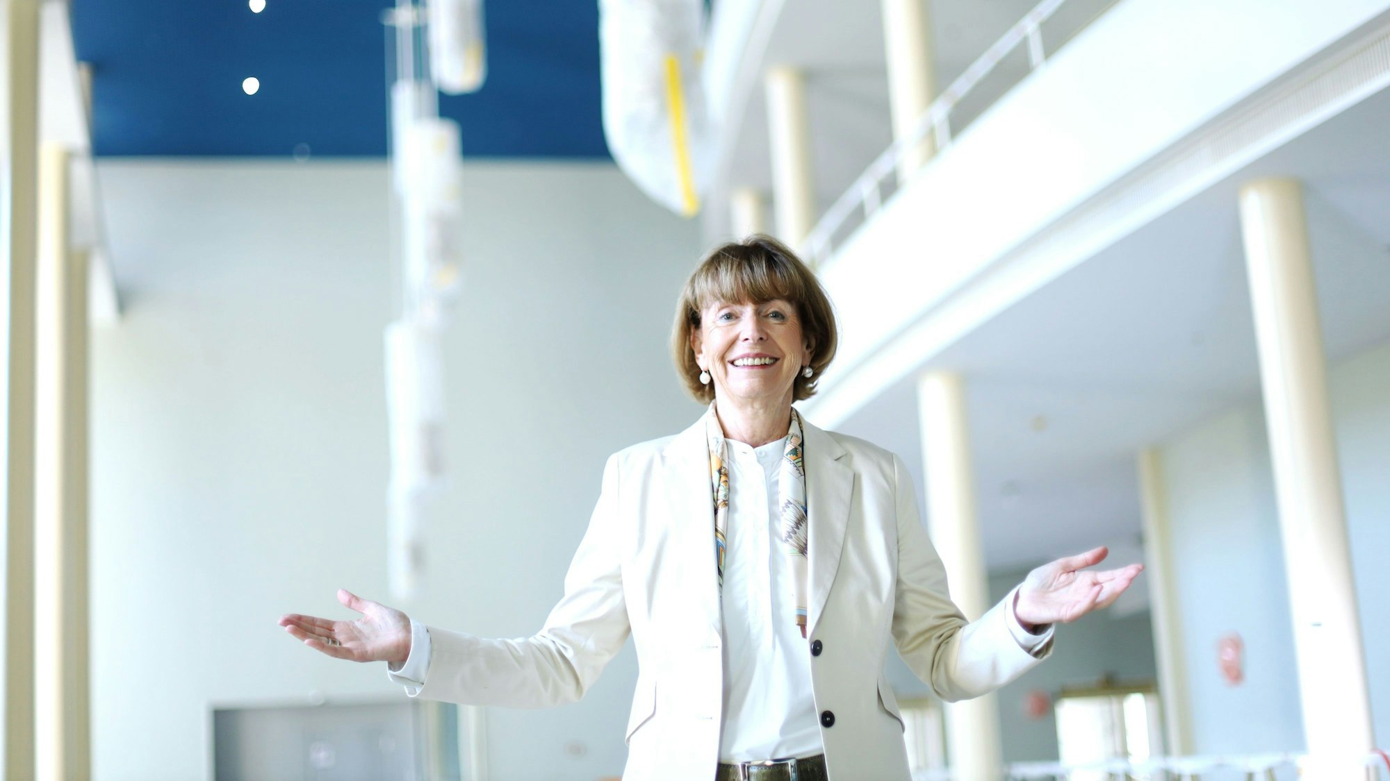 Oberbürgermeisterin Henriette Reker steht im Foyer der Oper.