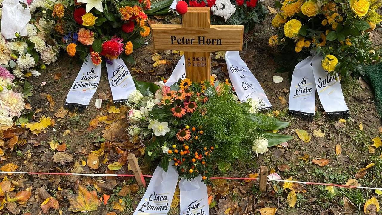 Blumen liegen auf dem Grab von Peter Horn.