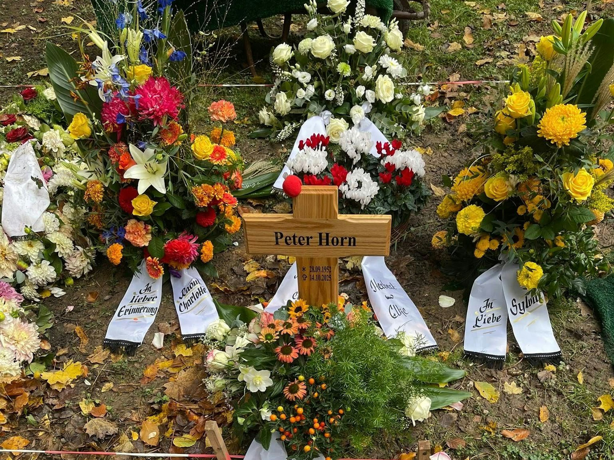 Blumen liegen auf dem Grab von Peter Horn.