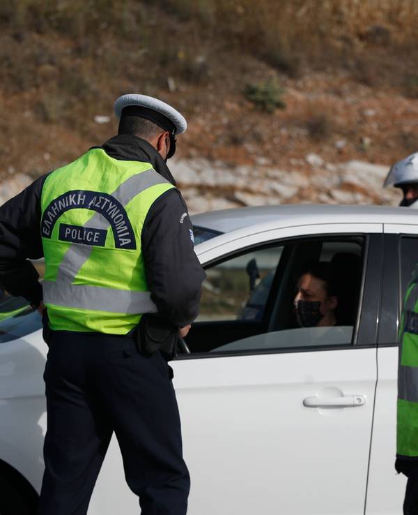 Polizisten überprüfen die Insassen eines Autos.