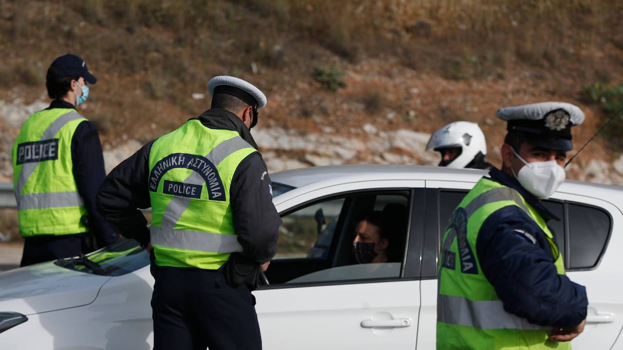 Polizisten überprüfen die Insassen eines Autos.