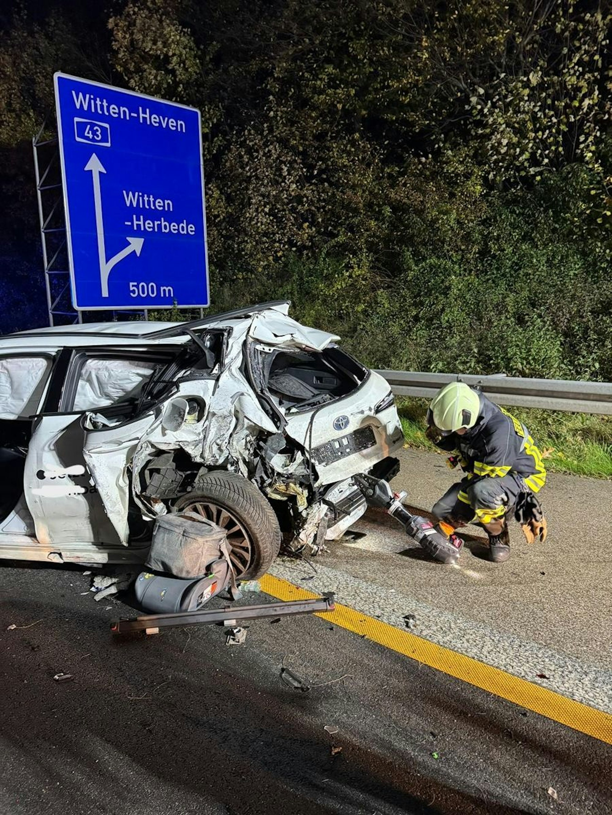 Verkehrsunfall auf Autobahn, Feuerwehr im Einsatz, Verletzte
