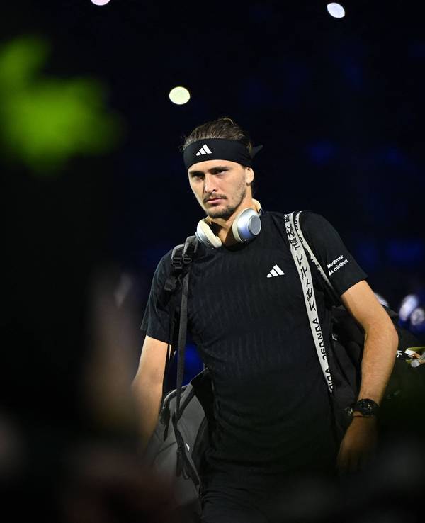Alexander Zverev kommt auf den Platz.
