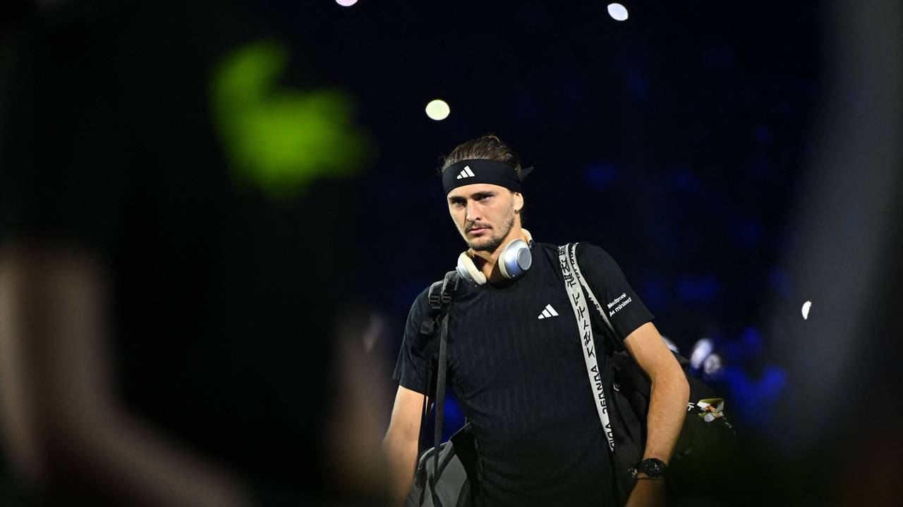 Alexander Zverev kommt auf den Platz.