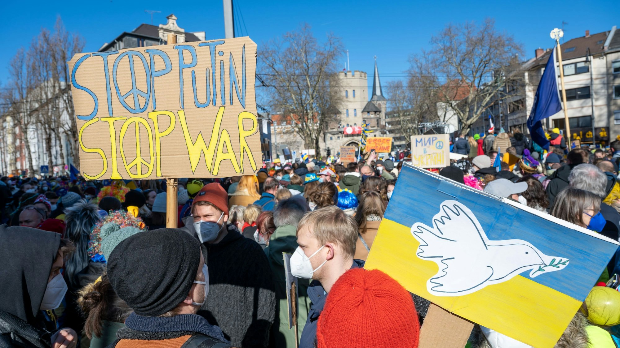 Die Friedensdemo des Festkomitees auf dem Zugweg des Rosenmontagszugs.