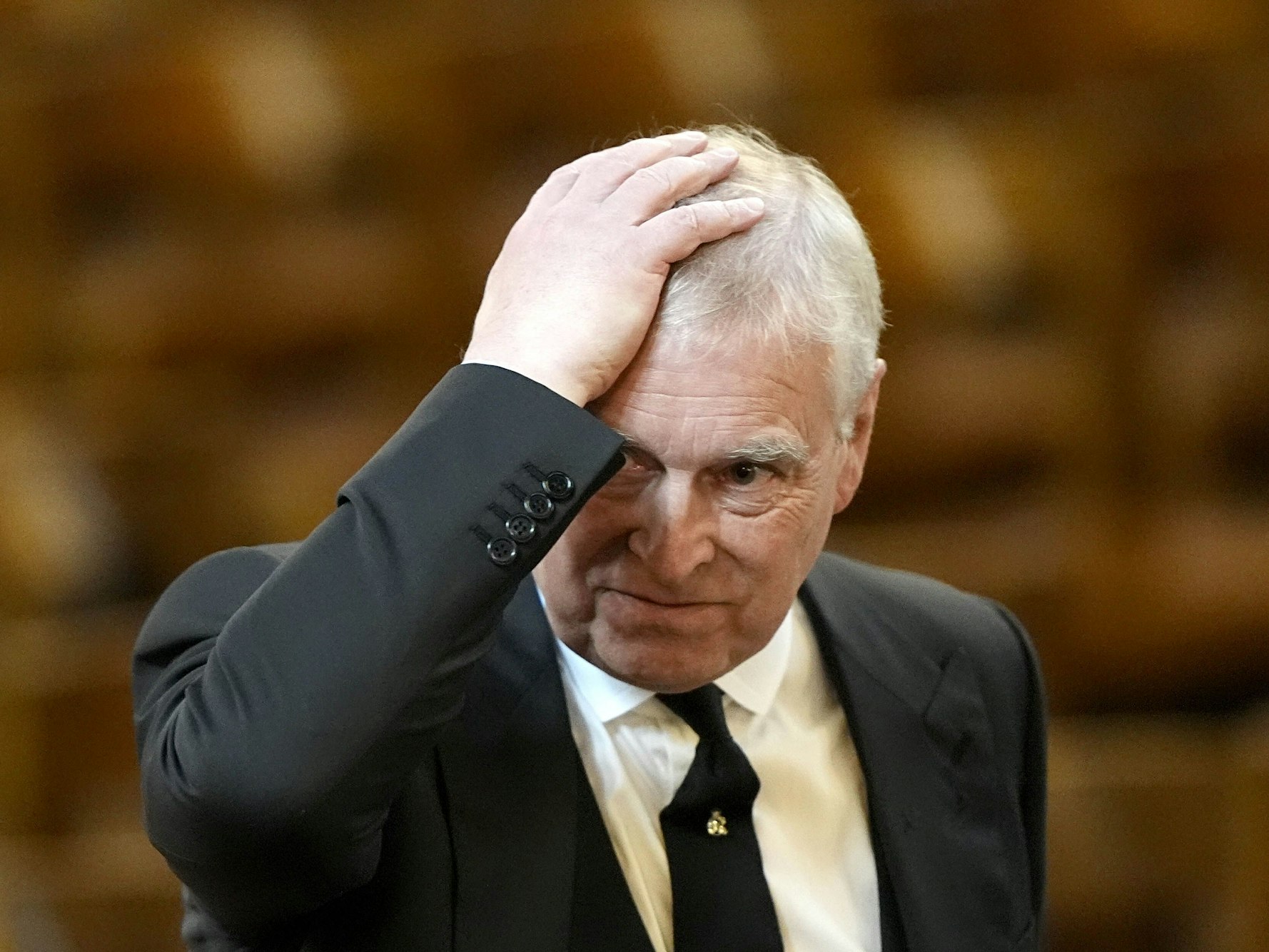 Ein Mann fasst sich an den Kopf.