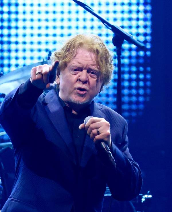 Simply Red mit Sänger Mick Hucknall beim Auftritt auf der Bühne.