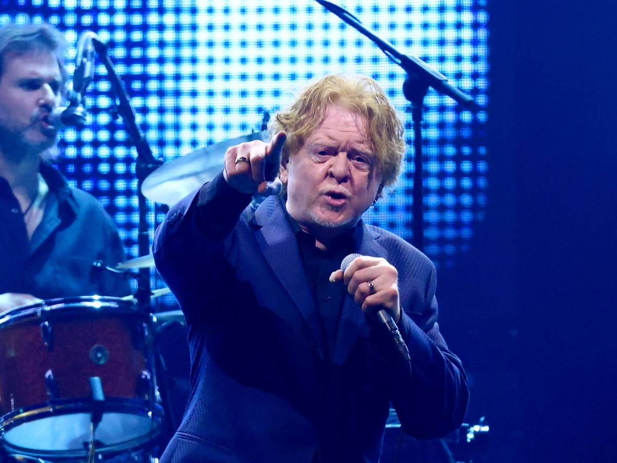 Simply Red mit Sänger Mick Hucknall beim Auftritt auf der Bühne.