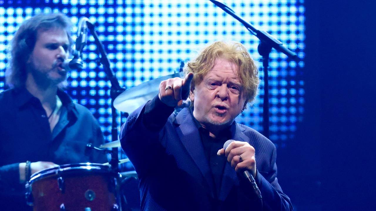 Simply Red mit Sänger Mick Hucknall beim Auftritt auf der Bühne.