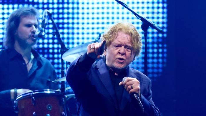 Simply Red mit Sänger Mick Hucknall beim Auftritt auf der Bühne.