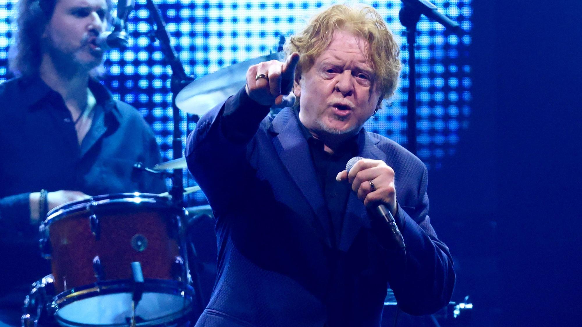 Simply Red mit Sänger Mick Hucknall beim Auftritt auf der Bühne.
