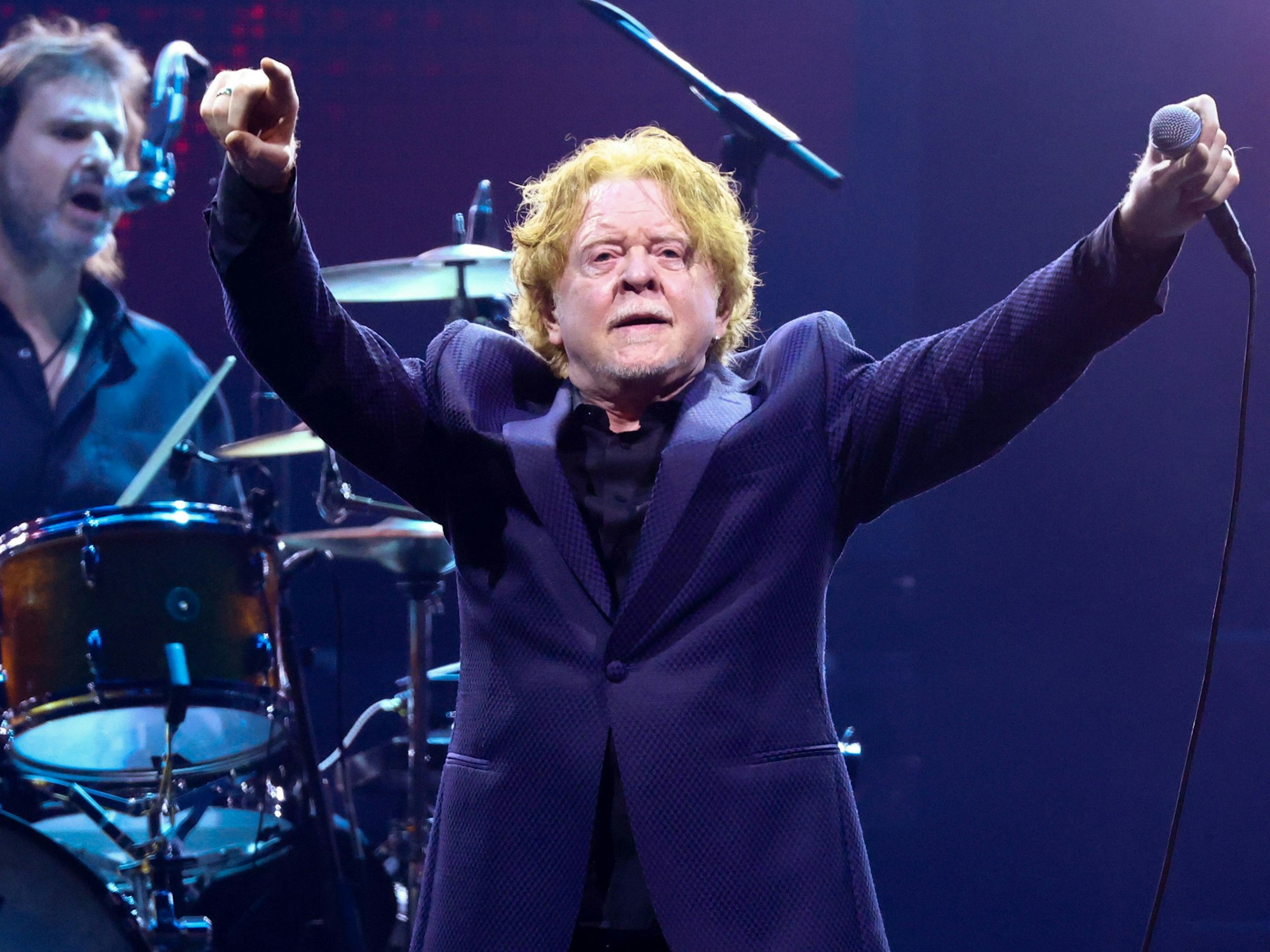 Simply Red mit Sänger Mick Hucknall live in der Lanxess-Arena Köln.