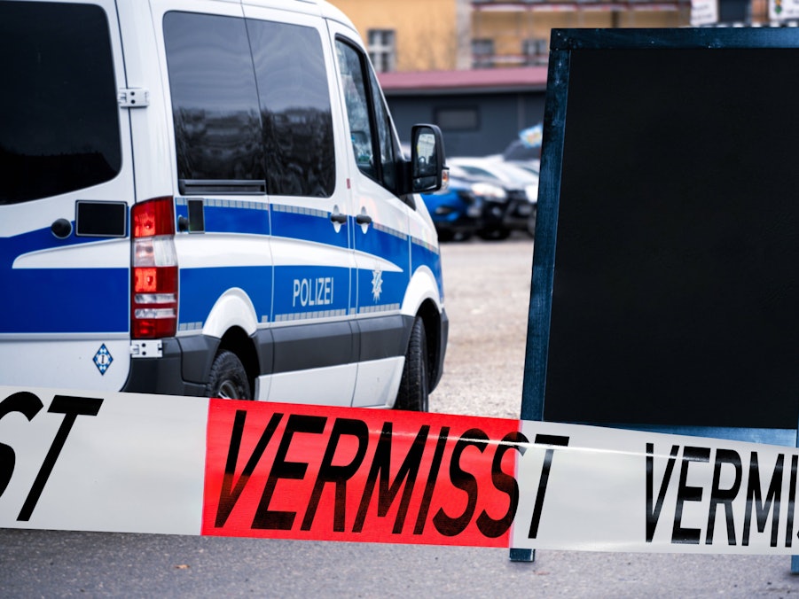 Polizeiauto, Absperrband „Vermisst“ und Plakatständer
