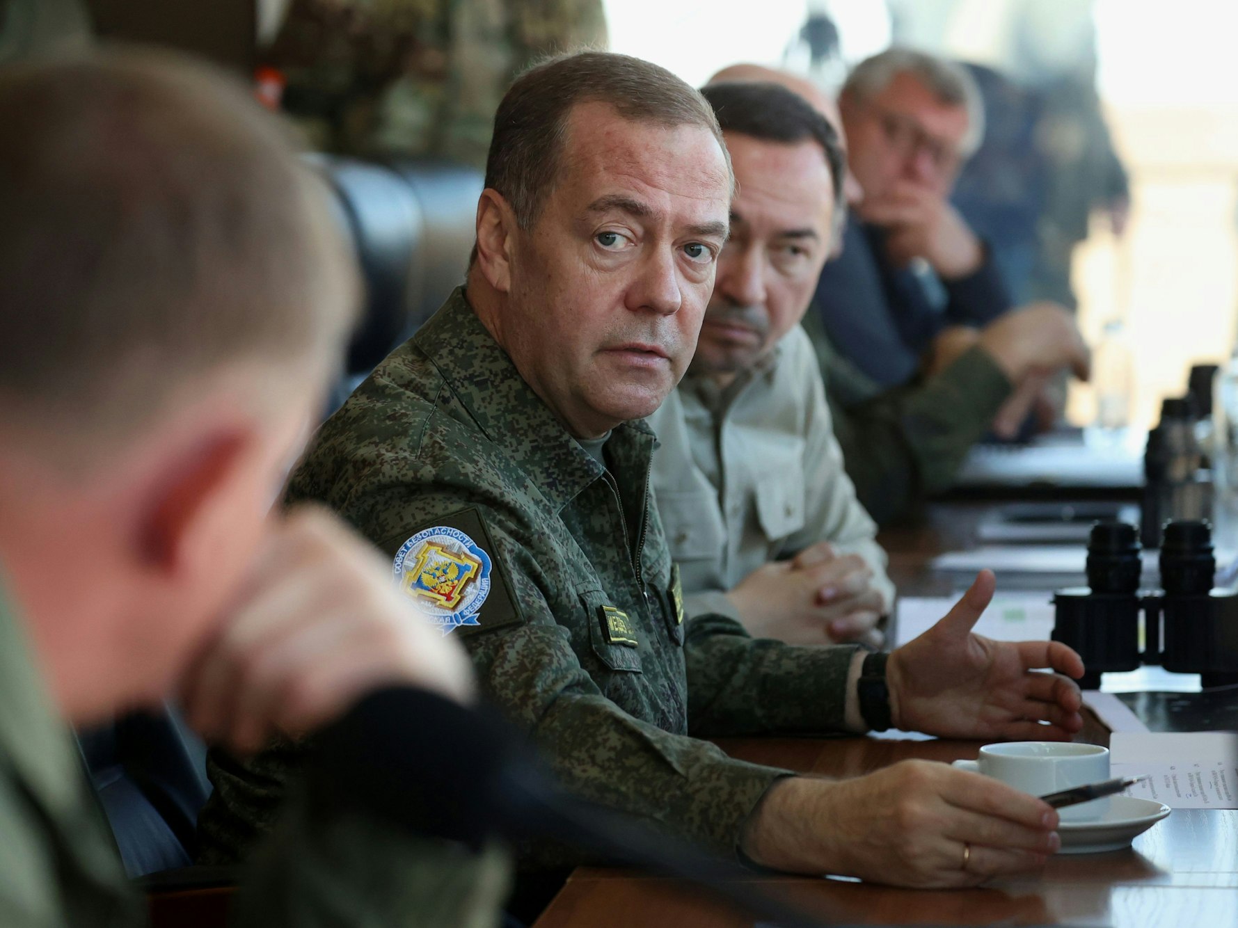 Drohungen aus dem Kreml: Dmitri Medwedew (6. von links), Vizechef des russischen Sicherheitsrats, droht offen mit der Vernichtung Belgiens. Das Symbolfoto zeigt ihn mit anderen russischen Amtsträgerinnen und Amtsträgern.