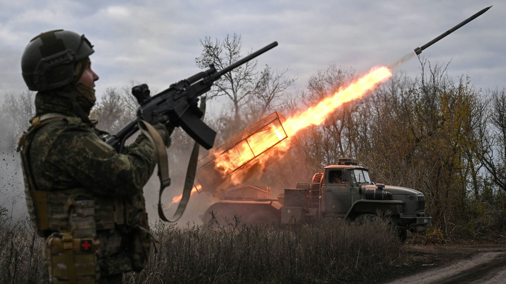 Russische Soldaten feuern einen BM-21 Grad-Mehrfachraketenwerfer auf ukrainische Stellungen.