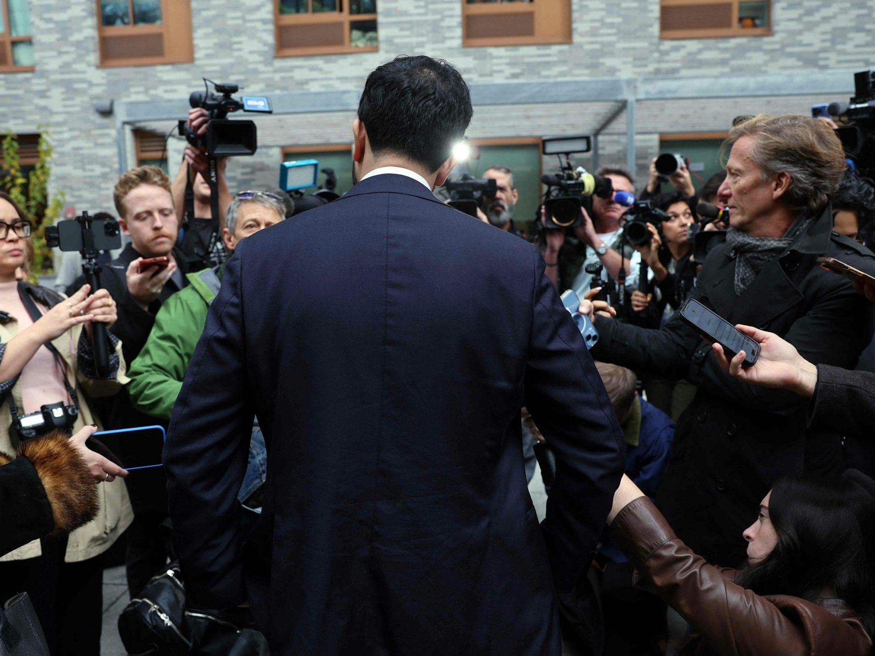 Der New Yorker Bürgermeisterkandidat Zohran Mamdani spricht mit den Medien, nachdem er am 31. Oktober ein Kulturzentrum für Senioren besucht hat.