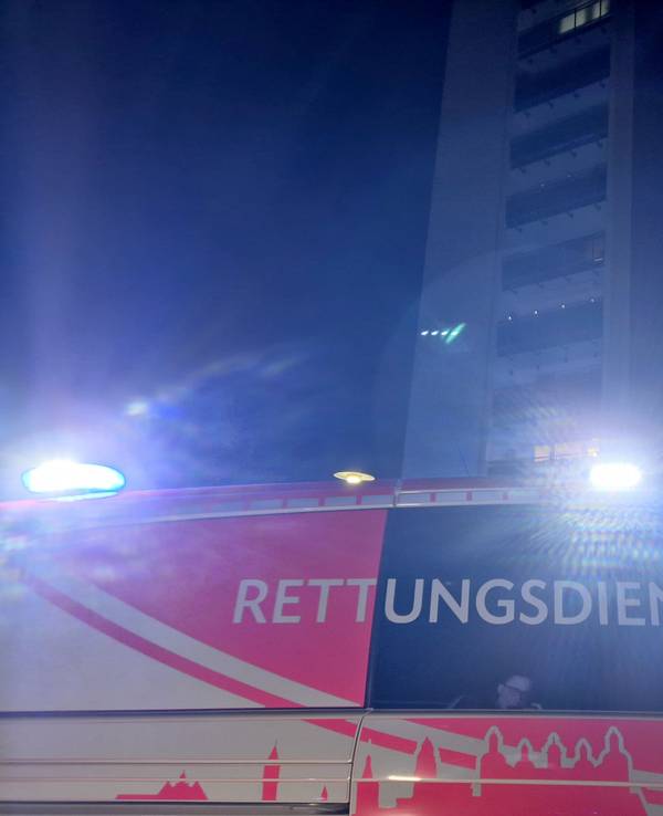 in Fahrzeug des Rettungsdienstes steht vor einem Mehrfamilienhaus. Bei einer Verpuffung in einer Wohnung sind in Bergisch Gladbach drei Menschen verletzt worden - einer von ihnen schwer.