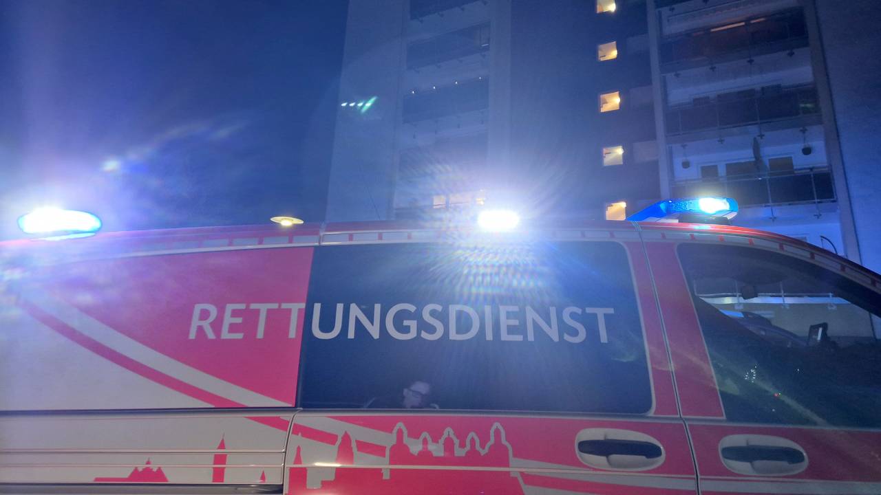 in Fahrzeug des Rettungsdienstes steht vor einem Mehrfamilienhaus. Bei einer Verpuffung in einer Wohnung sind in Bergisch Gladbach drei Menschen verletzt worden - einer von ihnen schwer.
