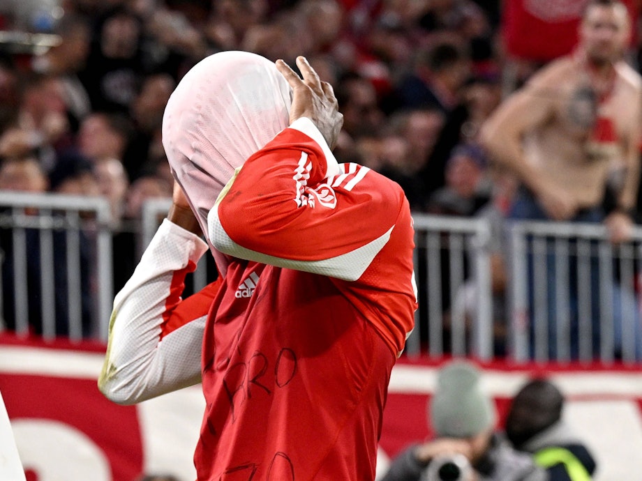 Nicolas Jackson zieht sich das Trikot über den Kopf, um auf seinem T-Shirt eine Botschaft für einen verstorbenen Freund zu zeigen.