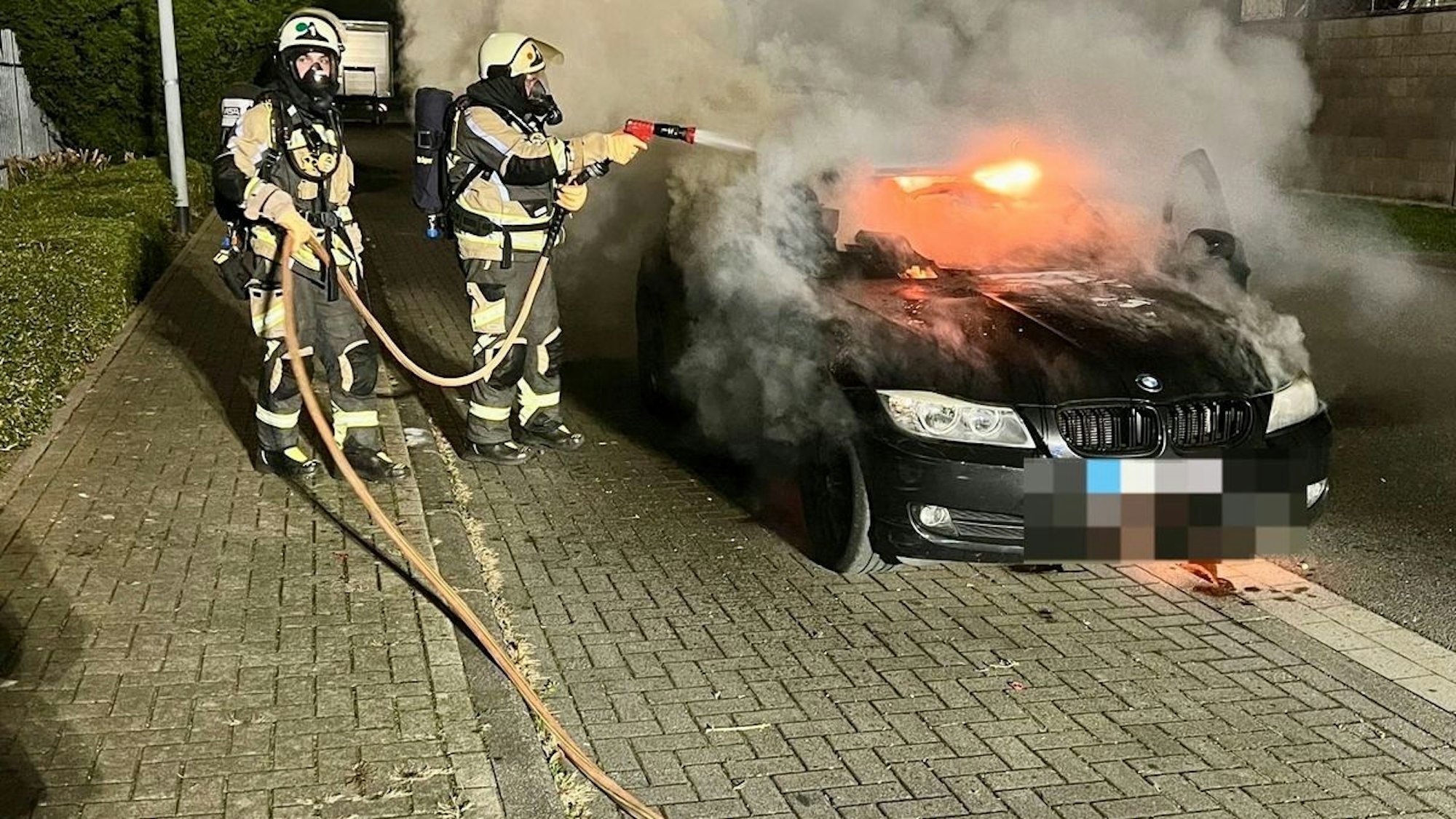 Pkw brennt in voller Ausdehnung