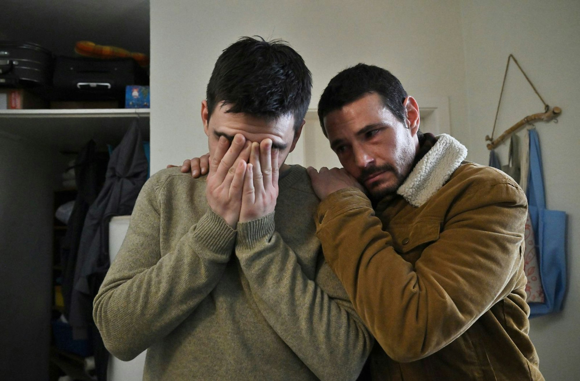 Die Angehörigen des Fahrers, sein Bruder Luis (Henry Morales, links) und Mitbewohner Gabriel (Alberto Wolf), sind am Boden zerstört nach der schrecklichen Nachricht des tödlichen Verkehrsdeliktes. (Bild: rbb/Schiwago/Hardy Spitz)