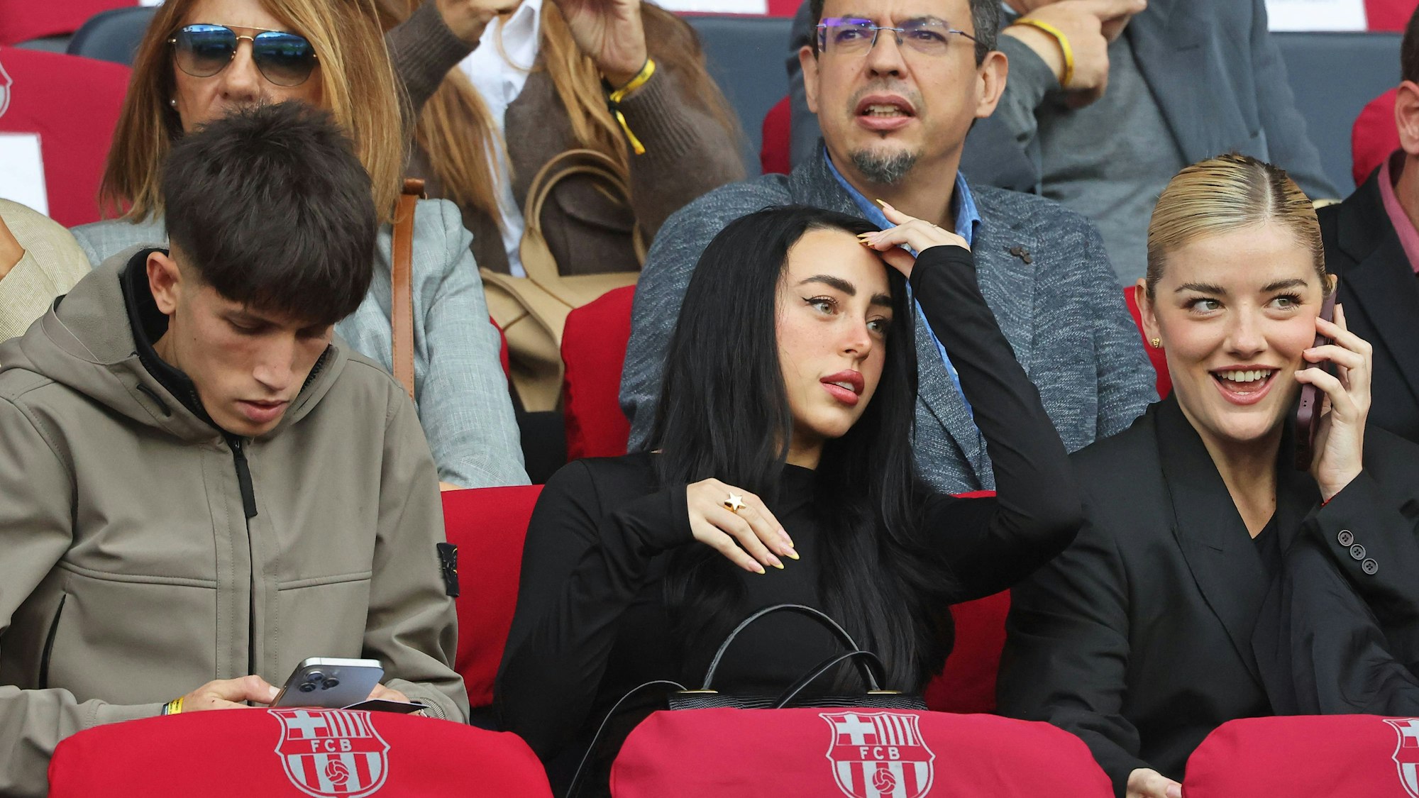Nicki Nicole mit Freunden auf der Tribüne beim FC Barcelona.
