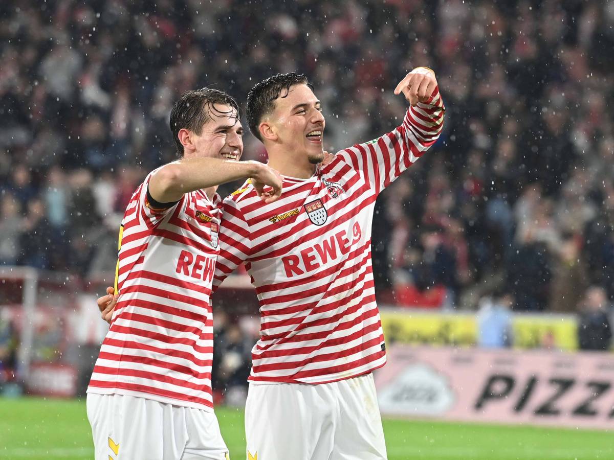 Said El Mala und Jakub Kaminski jubeln gemeinsam vor den Fans.