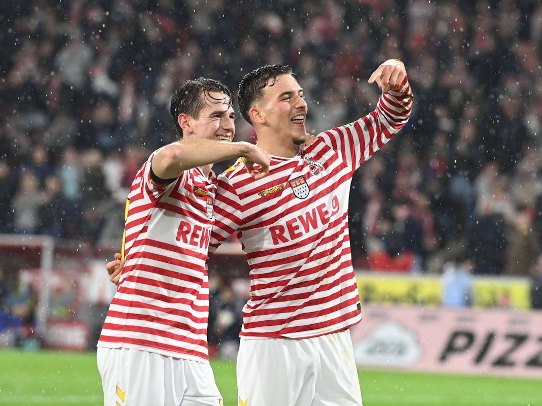 Said El Mala und Jakub Kaminski jubeln gemeinsam vor den Fans.