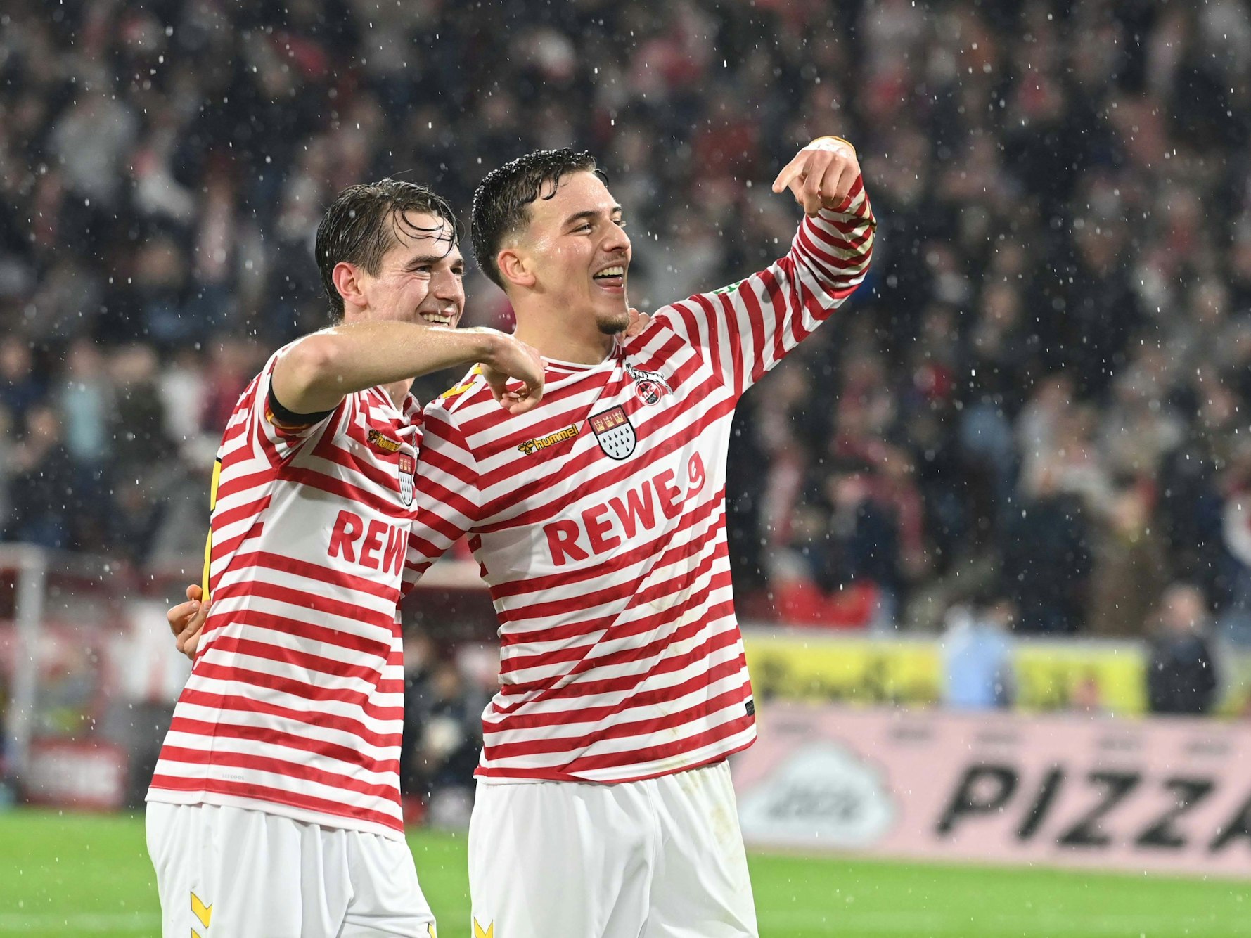 Jakub Kaminski und Said El Mala jubeln gegen den HSV.