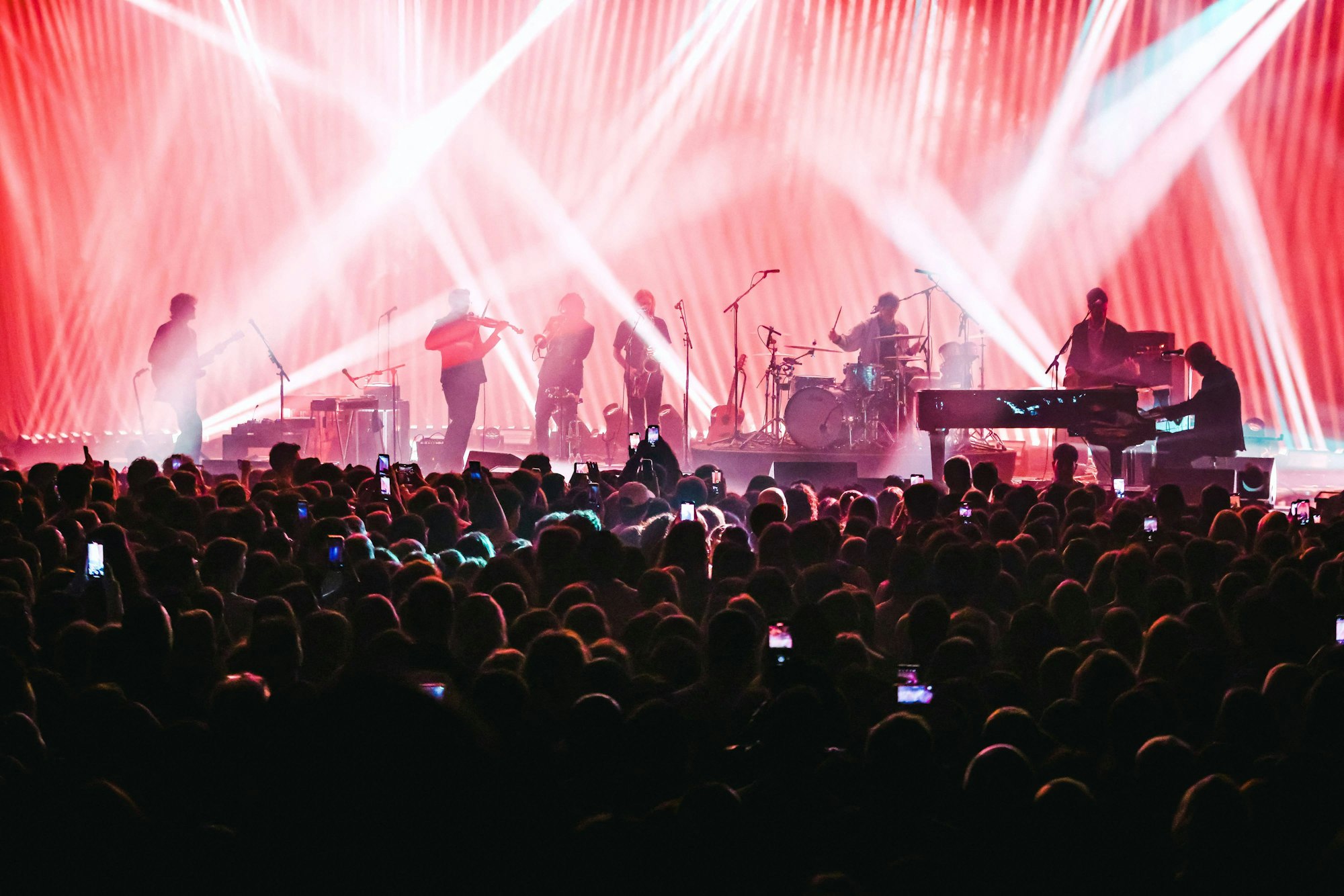 Tom Odell gastierte in der Lanxess-Arena. Da Pressefotografen nicht zugelassen waren, handelt es sich um ein Archivbild aus dem Jahr 2024 in Italien.