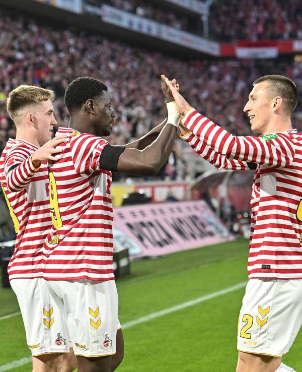 Die FC-Profis jubeln gemeinsam im Spiel gegen den Hamburger SV.