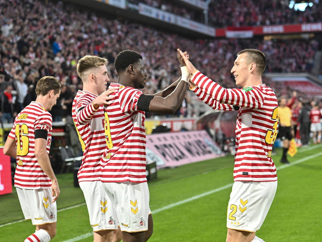 Die FC-Profis jubeln gemeinsam im Spiel gegen den Hamburger SV.