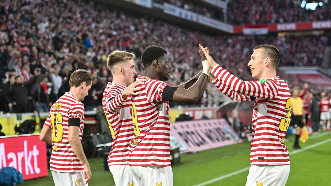 Die FC-Profis jubeln gemeinsam im Spiel gegen den Hamburger SV.
