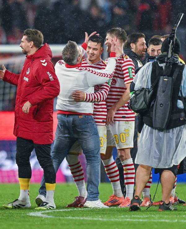 Trainer Lukas Kwasniok feiert mit Said El Mala nach dem 4:1 über den Hamburger SV.