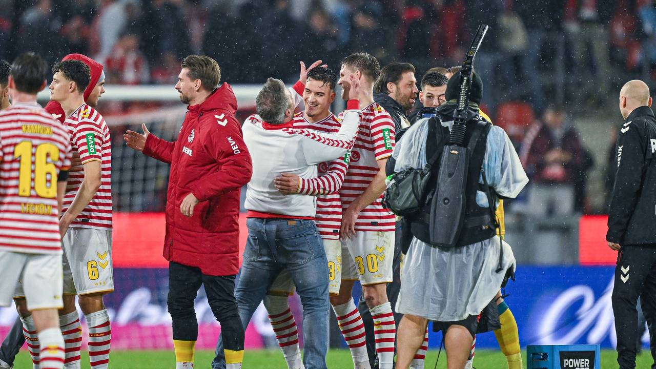 Trainer Lukas Kwasniok feiert mit Said El Mala nach dem 4:1 über den Hamburger SV.