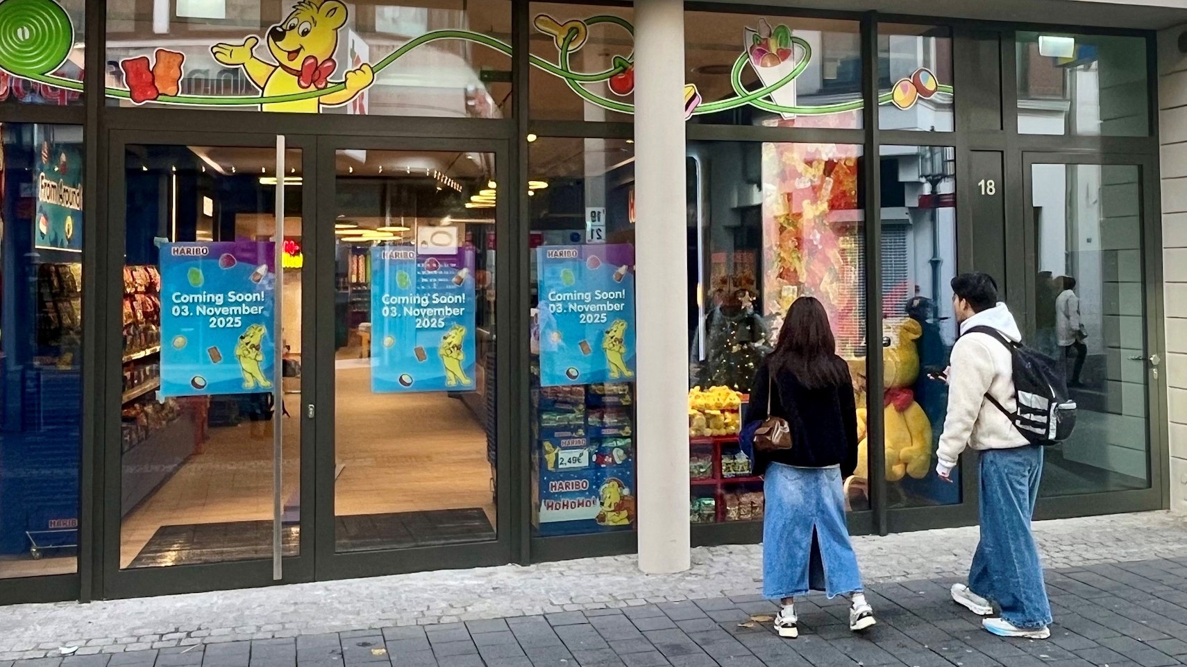 Ein Paar steht vor einem geschlossenen Geschäft.