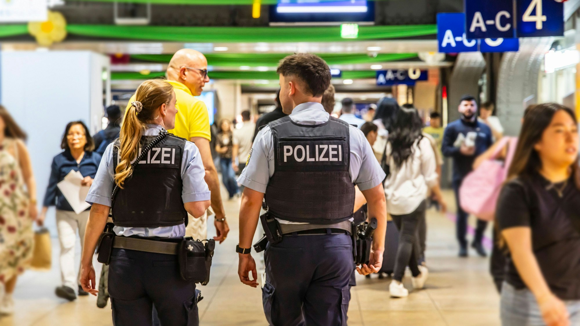 Polizisten im Kölner Hauptbahnhof (Archivfoto)