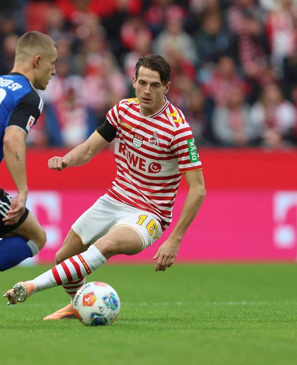 Miro Muheim (Hamburger SV) am 2. November 2025 gegen Jakub Kaminski (1. FC Köln).