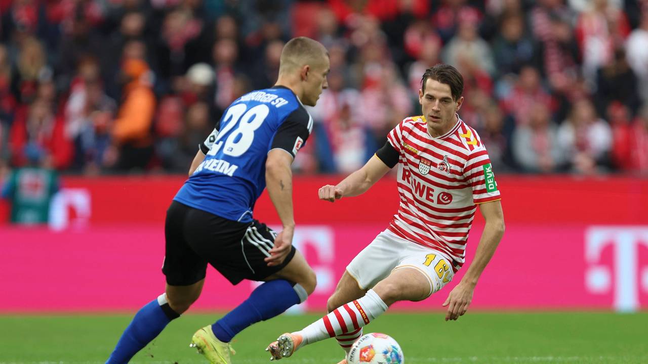 Miro Muheim (Hamburger SV) am 2. November 2025 gegen Jakub Kaminski (1. FC Köln).