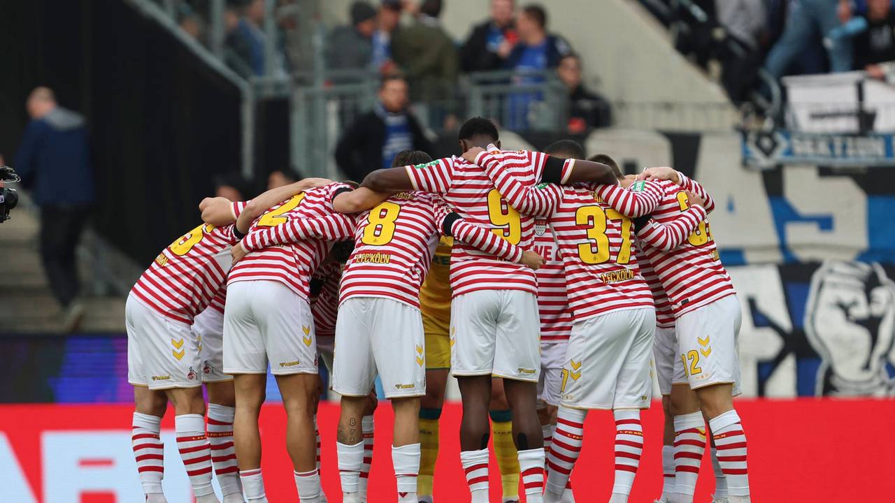 Spieler von 1. FC Köln bilden einen Teamkreis waehrend des spiels der Bundesliga zwischen 1. FC Köln und Hamburger SV, RheinEnergieSTADION am 02. November 2025 in Köln, Deutschland. Foto von Oliver Kaelke/DeFodi Images Players from 1. FC Köln form a circle during the Bundesliga match between 1. FC Köln and Hamburger SV at RheinEnergieSTADION on November 2, 2025 in Köln, Germany. Photo by Oliver Kaelke/DeFodi Images DFL regulations prohibit any use of photographs as image sequences and/or quasi-video. Photo by Oliver Kaelke/DeFodi Images *** not used for Axel Springer / ZDF *** Players from 1 FC Köln form a circle during the Bundesliga match between 1 FC Köln and Hamburger SV, RheinEnergieSTADION on November 02, 2025 in Köln, Germany Photo by Oliver Kaelke DeFodi Images Players from 1 FC Köln form a circle during the Bundesliga match between 1 FC Köln and Hamburger SV at RheinEnergieSTADION on November 2, 2025 in Köln, Germany Photo by Oliver Kaelke DeFodi Images DFL regulations prohibit any use of photographs as image sequences and or quasi video Photo by Oliver Kaelke DeFodi Images not used for Axel Springer ZDF