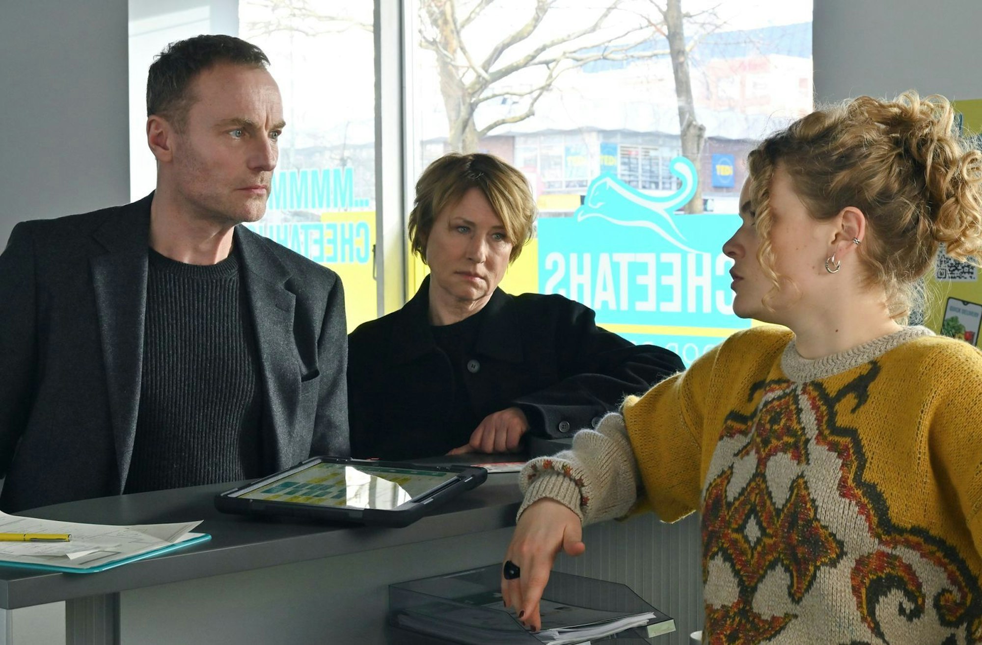 Robert Karow (Mark Waschke) und Susanne Bonard (Corinna Harfouch) finden bei der Fahrradkurier-Einsatzplanerin (Leonie Krieg) wenig Empathie für die Fahrer. (Bild: rbb/Schiwago/Hardy Spitz)