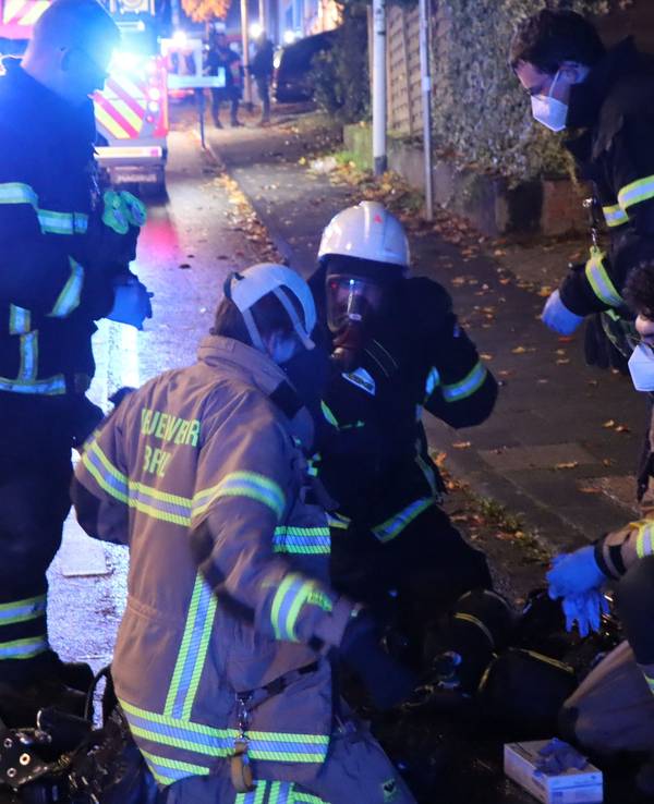 Im Erdgeschoss eines Mehrfamilienhauses bricht ein Feuer aus. Die Einsatzkräfte bergen einen Mann, doch ihre Hilfe kommt zu spät.