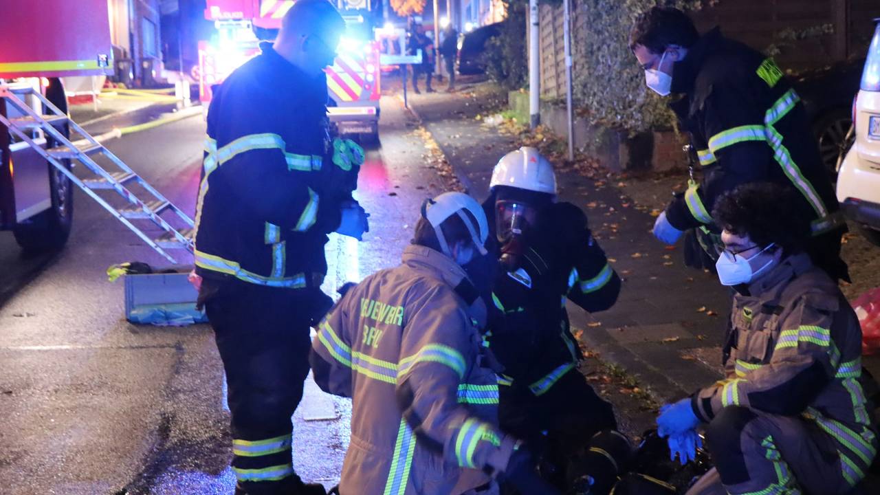Im Erdgeschoss eines Mehrfamilienhauses bricht ein Feuer aus. Die Einsatzkräfte bergen einen Mann, doch ihre Hilfe kommt zu spät.