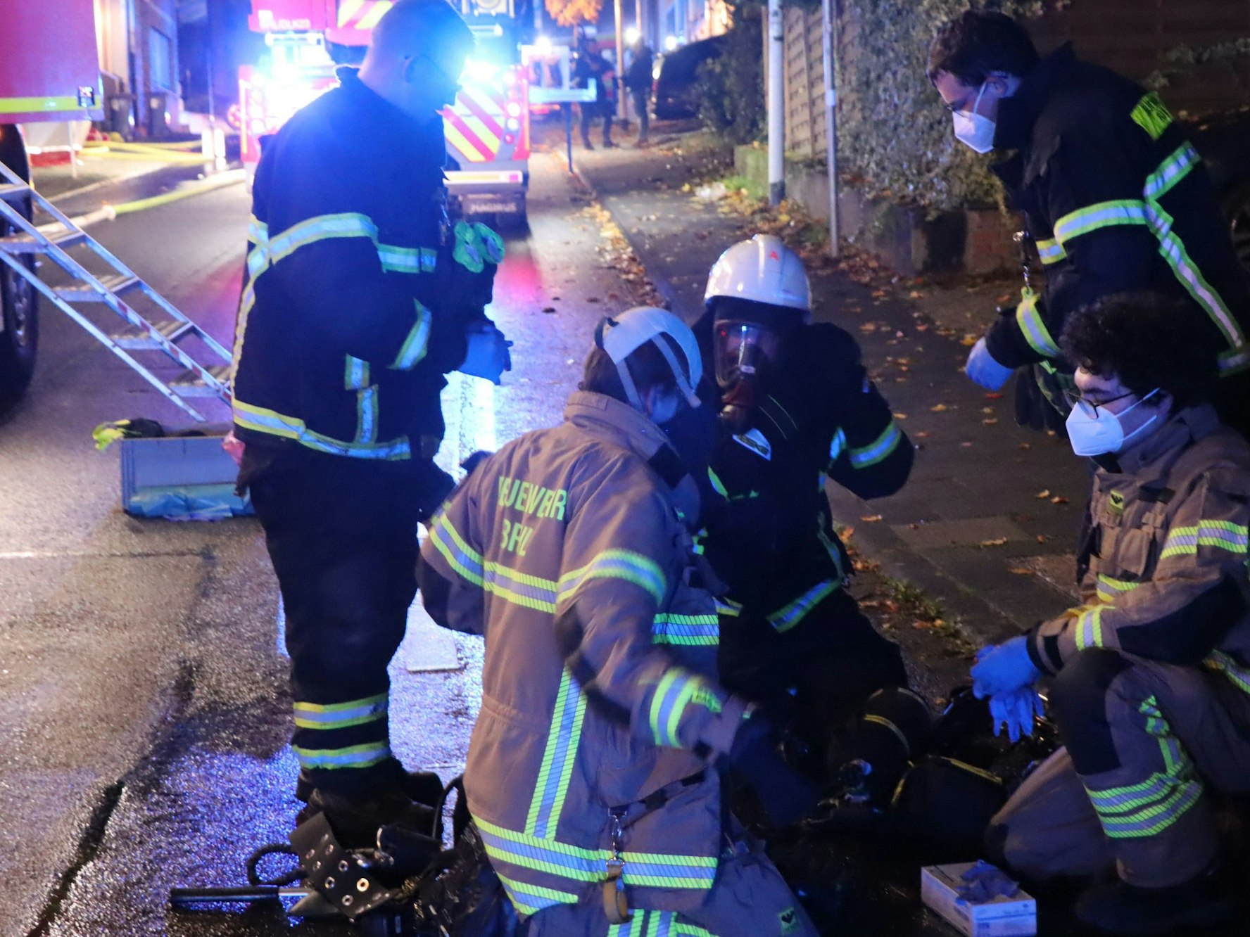 Im Erdgeschoss eines Mehrfamilienhauses bricht ein Feuer aus. Die Einsatzkräfte bergen einen Mann, doch ihre Hilfe kommt zu spät.