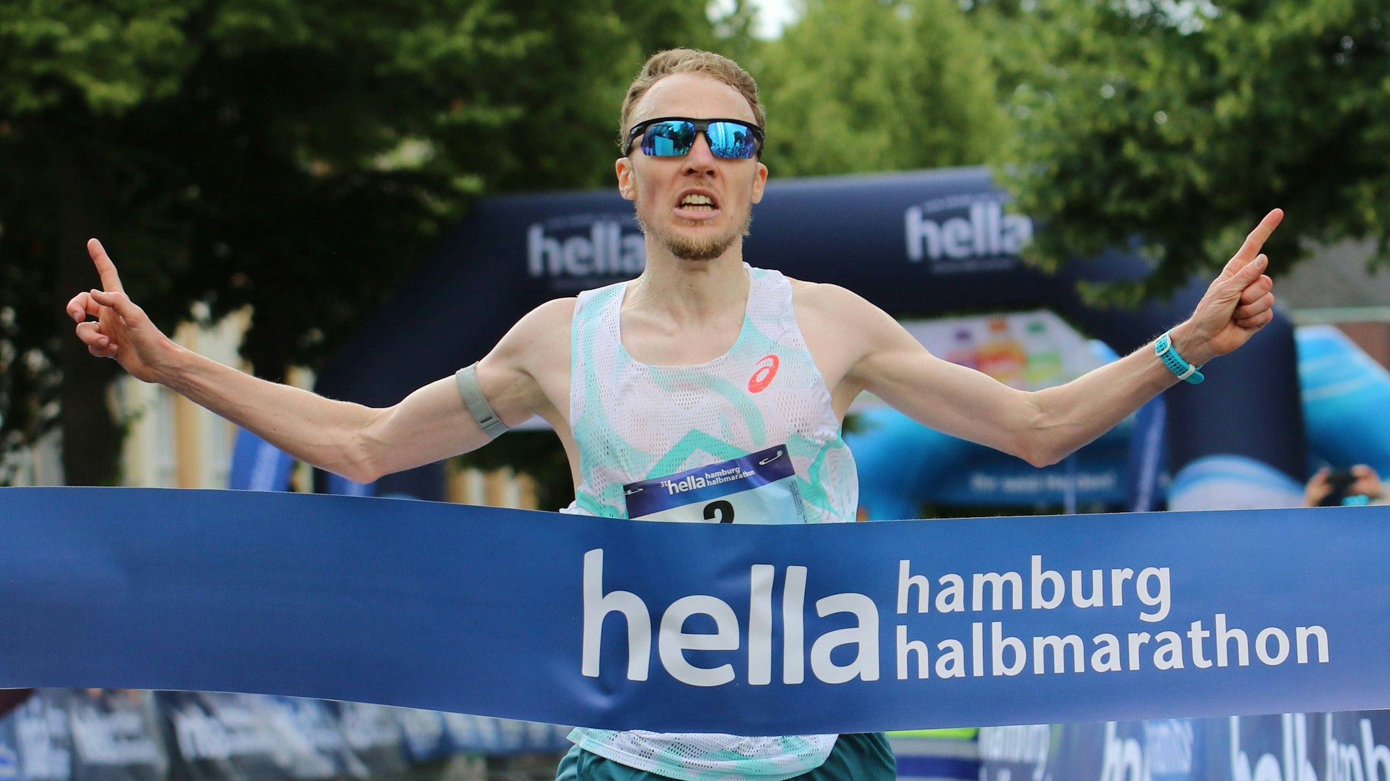 Richard Ringer beim Zieleinlauf beim Hamburger Halbmarathon.