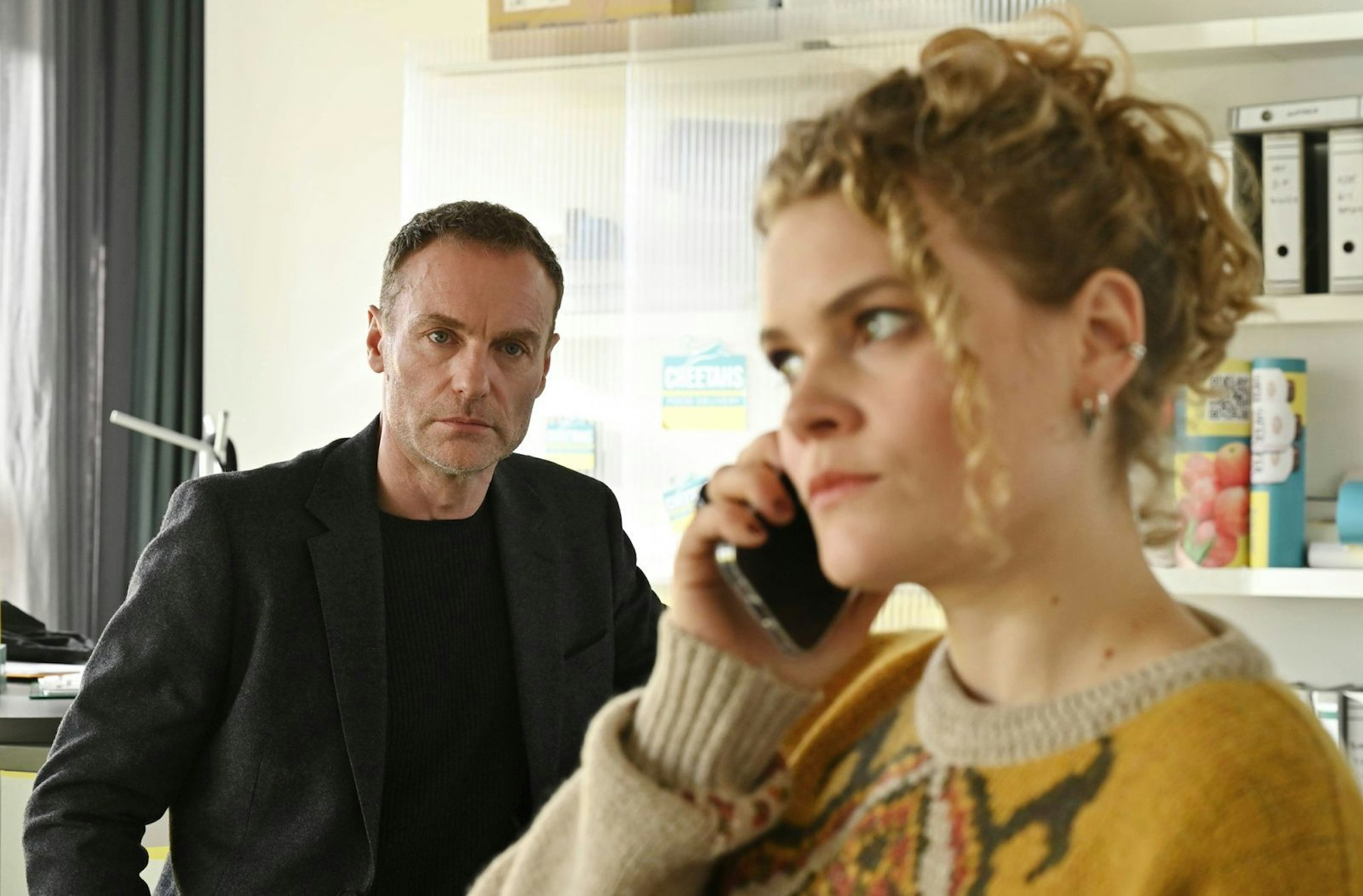 Robert Karow (Mark Waschke) befragt jene Mitarbeiterin (Leonie Krieg) des Fahrradkurierdienstes, die für die Einteilung der Rider zuständig ist.
(Bild: rbb/Schiwago/Hardy Spitz)