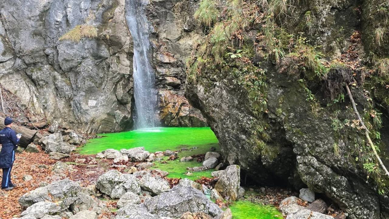 Das Wasser eines Bachs ist neogrün.