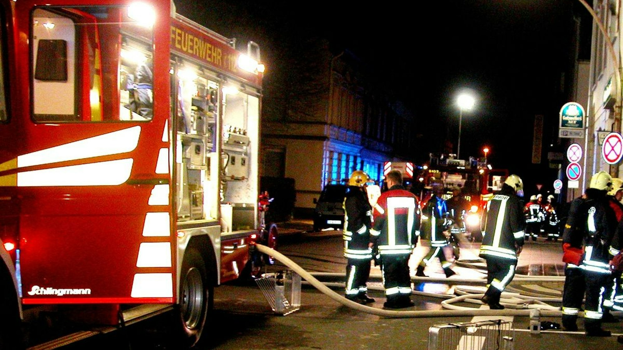 Ein ausgebrannter Müllcontainer.